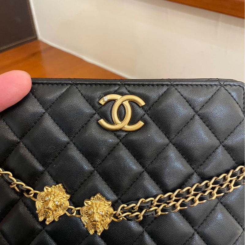 CHANEL 黑菱格金獅子頭吊飾肩背包 超好看💕-8