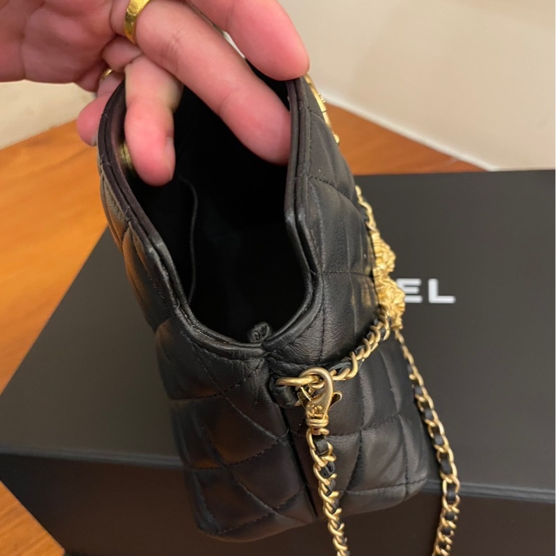 CHANEL 黑菱格金獅子頭吊飾肩背包 超好看💕-14