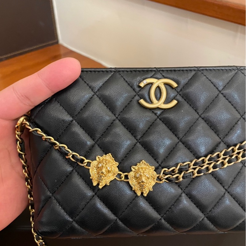 CHANEL 黑菱格金獅子頭吊飾肩背包 超好看💕-17