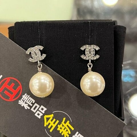 東區正精品㊣CHANEL A36138 全新香奈兒銀色水鑽雙C LOGO珍珠垂墜耳環 RZ5365
