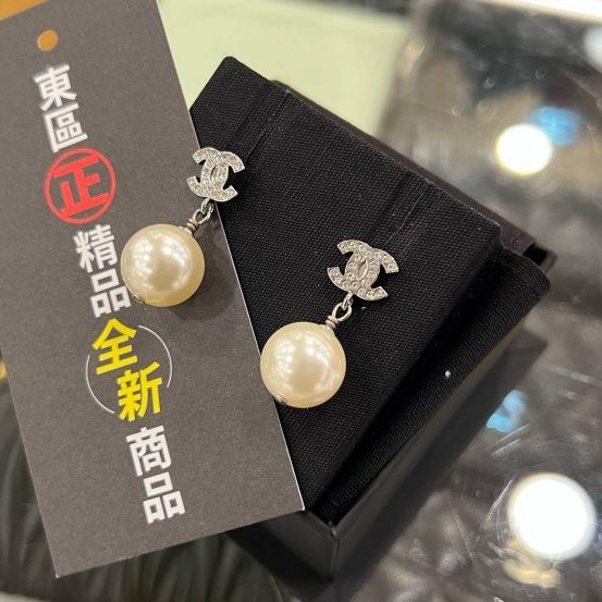 東區正精品㊣CHANEL A36138 全新香奈兒銀色水鑽雙C LOGO珍珠垂墜耳環 RZ5365-1