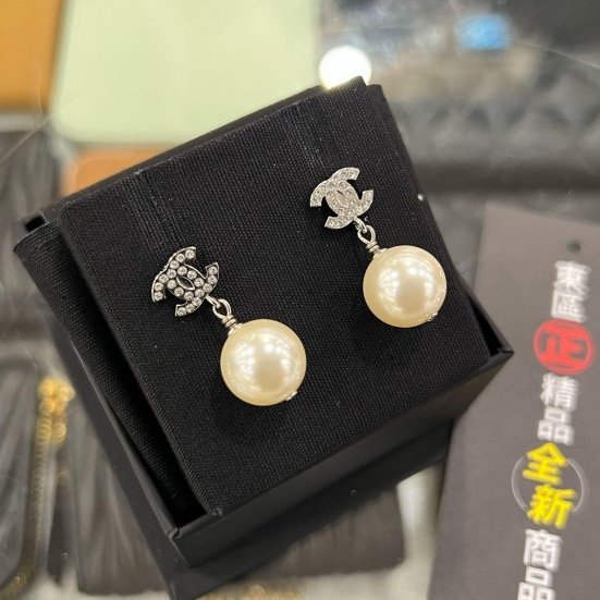 東區正精品㊣CHANEL A36138 全新香奈兒銀色水鑽雙C LOGO珍珠垂墜耳環 RZ5365-2