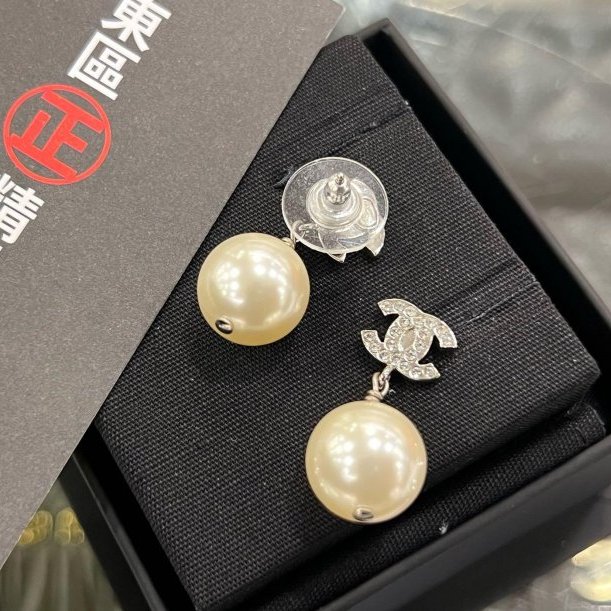 東區正精品㊣CHANEL A36138 全新香奈兒銀色水鑽雙C LOGO珍珠垂墜耳環 RZ5365-3