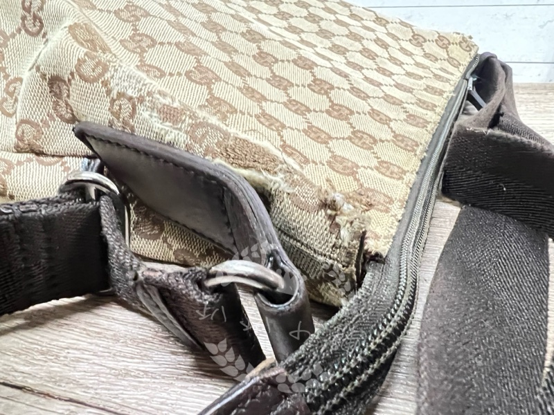 ~~趴趴小舖~~正品Gucci緹花基本款斜背包2512112500-18