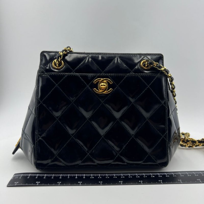 香奈兒 黑色漆皮菱格紋金扣單肩包-0