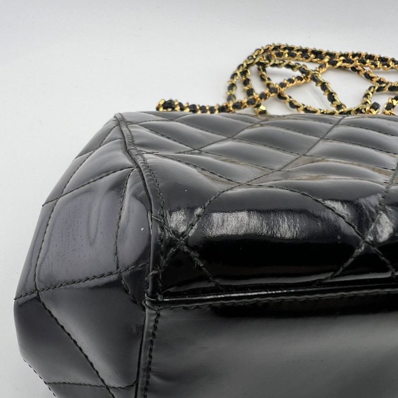 香奈兒 黑色漆皮菱格紋金扣單肩包-8