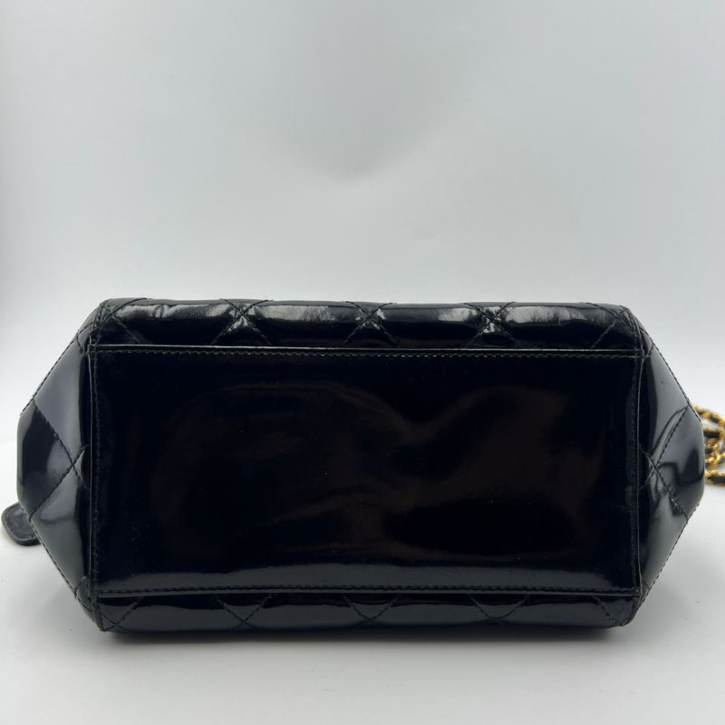 香奈兒 黑色漆皮菱格紋金扣單肩包-9