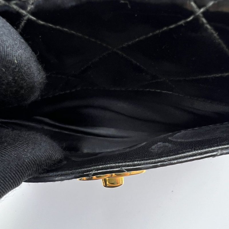 香奈兒 黑色漆皮菱格紋金扣單肩包-14