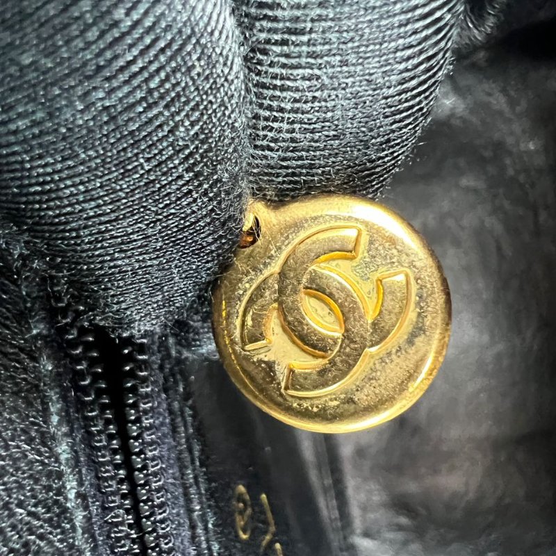 香奈兒 黑色漆皮菱格紋金扣單肩包-17