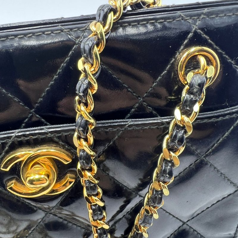 香奈兒 黑色漆皮菱格紋金扣單肩包-18