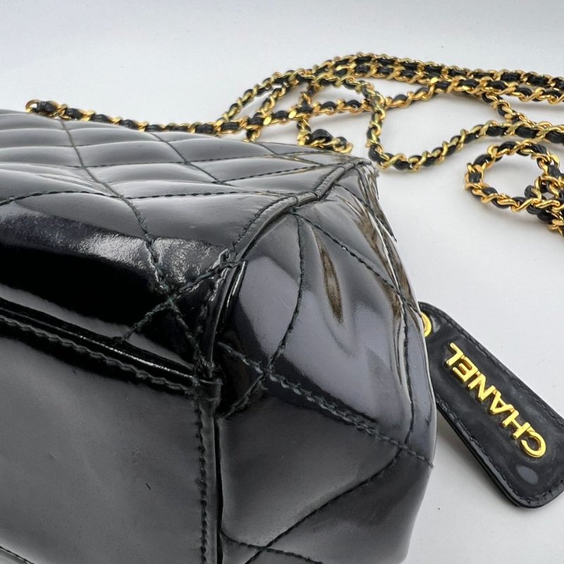 香奈兒 黑色漆皮菱格紋金扣單肩包-20