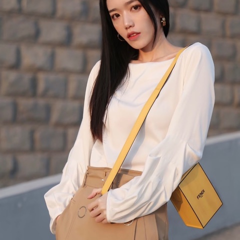 FENDI pack秀款限量黃色盒子包肩背斜背包10*17*7 98新配件塵袋 吊牌