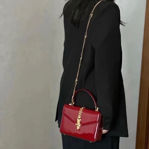 Gucci 紅色漆皮Sylvie塞爾維亞1969手提鏈條包21*15*5  98新配件塵袋