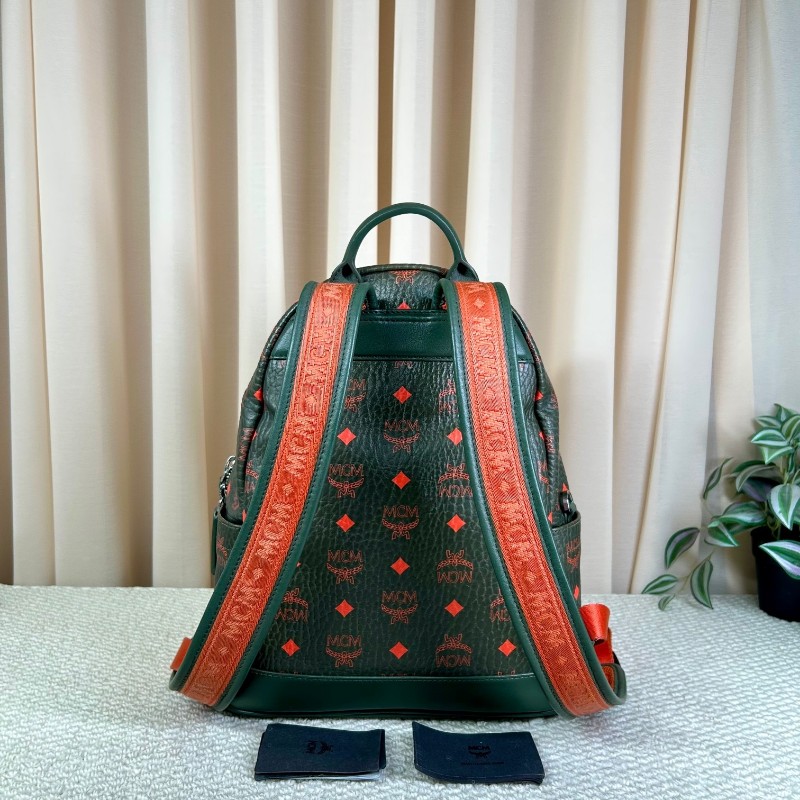 MCM老花滿印綠色雙肩背包 容量大 能裝電腦 日常通勤出門都ok 肩帶寬肩帶舒服-1