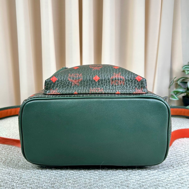 MCM老花滿印綠色雙肩背包 容量大 能裝電腦 日常通勤出門都ok 肩帶寬肩帶舒服-4