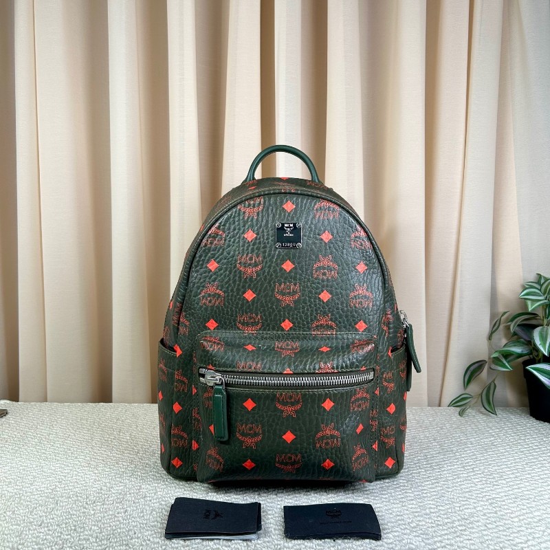 MCM老花滿印綠色雙肩背包 容量大 能裝電腦 日常通勤出門都ok 肩帶寬肩帶舒服-5
