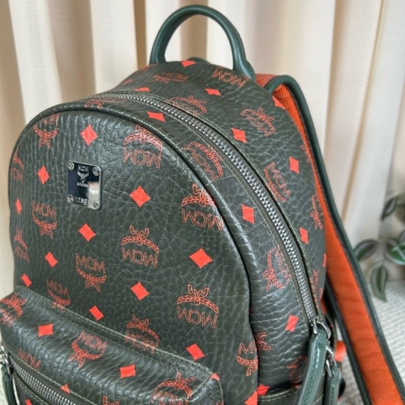 MCM老花滿印綠色雙肩背包 容量大 能裝電腦 日常通勤出門都ok 肩帶寬肩帶舒服-9