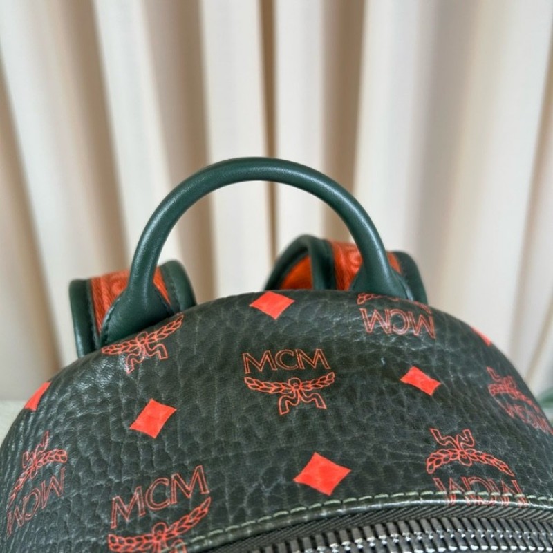 MCM老花滿印綠色雙肩背包 容量大 能裝電腦 日常通勤出門都ok 肩帶寬肩帶舒服-11