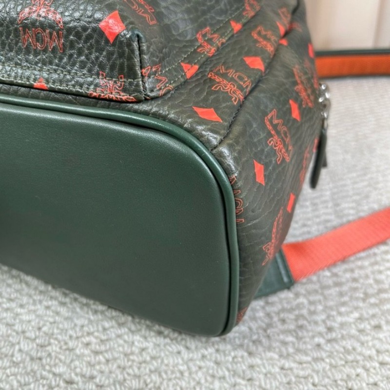 MCM老花滿印綠色雙肩背包 容量大 能裝電腦 日常通勤出門都ok 肩帶寬肩帶舒服-14
