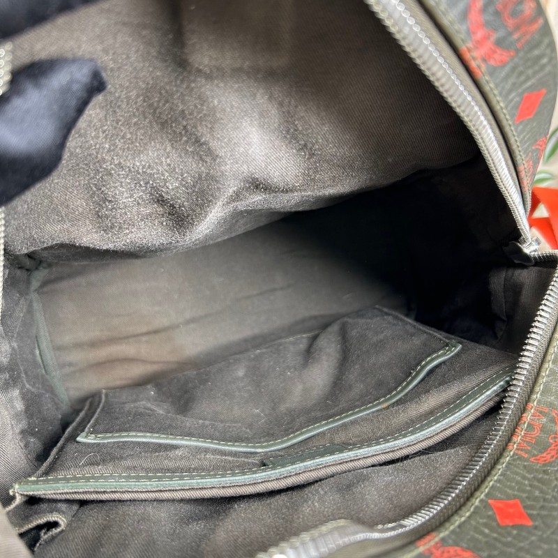 MCM老花滿印綠色雙肩背包 容量大 能裝電腦 日常通勤出門都ok 肩帶寬肩帶舒服-17