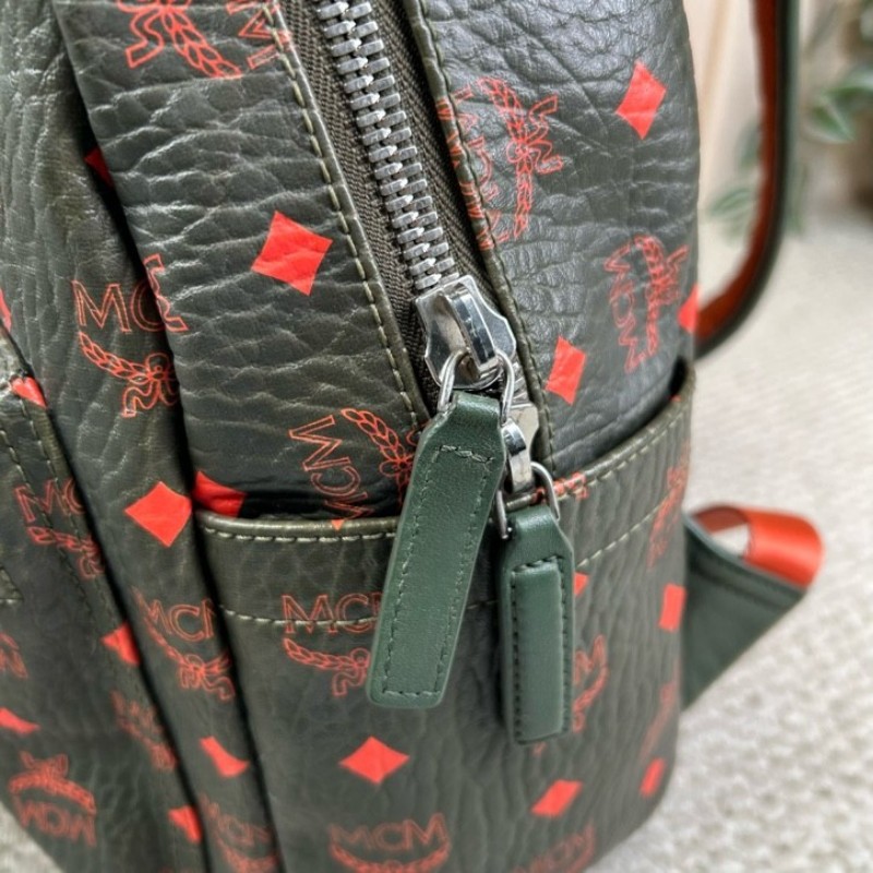 MCM老花滿印綠色雙肩背包 容量大 能裝電腦 日常通勤出門都ok 肩帶寬肩帶舒服-21