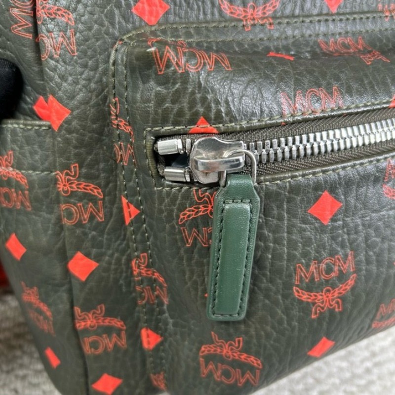 MCM老花滿印綠色雙肩背包 容量大 能裝電腦 日常通勤出門都ok 肩帶寬肩帶舒服-22