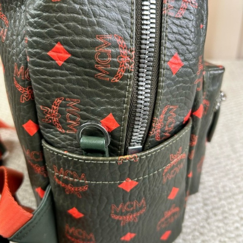 MCM老花滿印綠色雙肩背包 容量大 能裝電腦 日常通勤出門都ok 肩帶寬肩帶舒服-23
