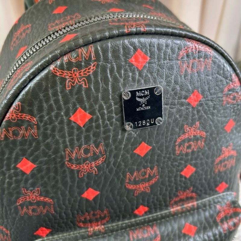 MCM老花滿印綠色雙肩背包 容量大 能裝電腦 日常通勤出門都ok 肩帶寬肩帶舒服-24