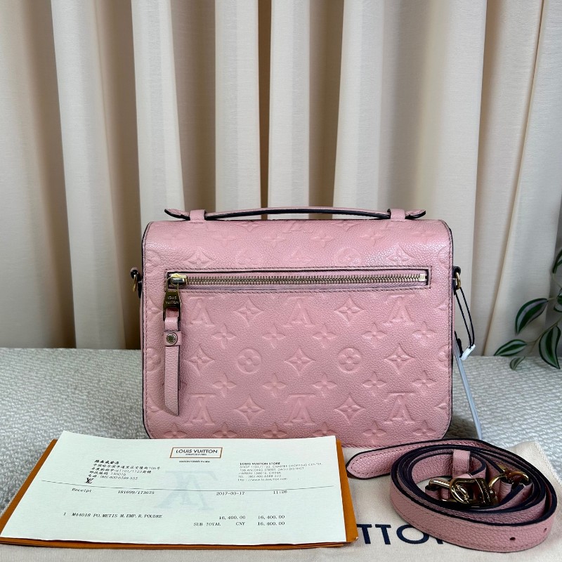 LV路易威登粉紅牛皮壓花郵差包 有肩帶 手提斜挎單肩都可以 容量日常夠用 百搭不挑衣服-1