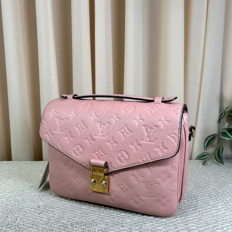 LV路易威登粉紅牛皮壓花郵差包 有肩帶 手提斜挎單肩都可以 容量日常夠用 百搭不挑衣服-3