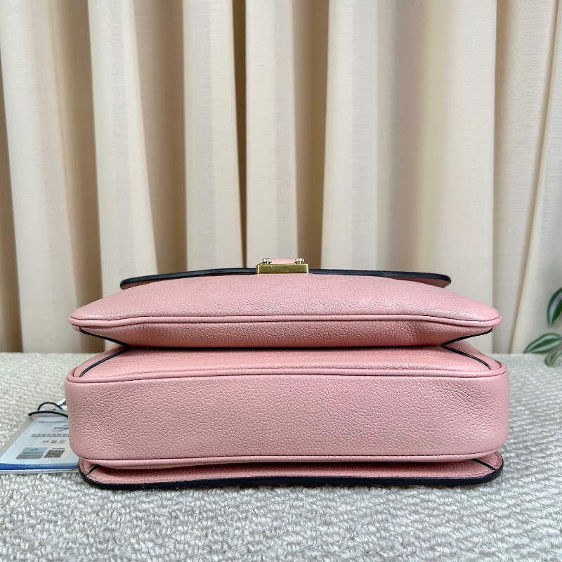 LV路易威登粉紅牛皮壓花郵差包 有肩帶 手提斜挎單肩都可以 容量日常夠用 百搭不挑衣服-7