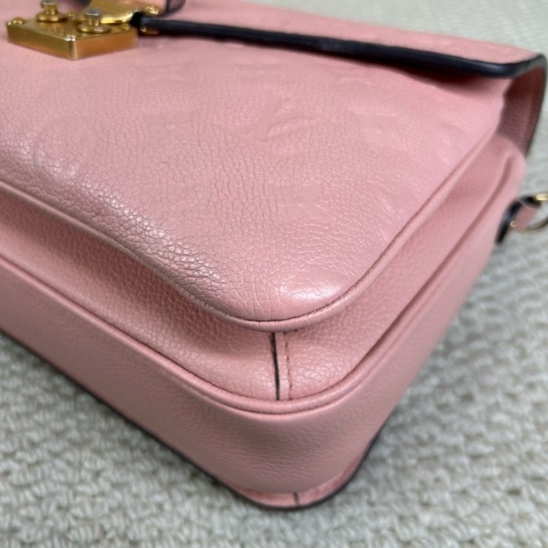 LV路易威登粉紅牛皮壓花郵差包 有肩帶 手提斜挎單肩都可以 容量日常夠用 百搭不挑衣服-8