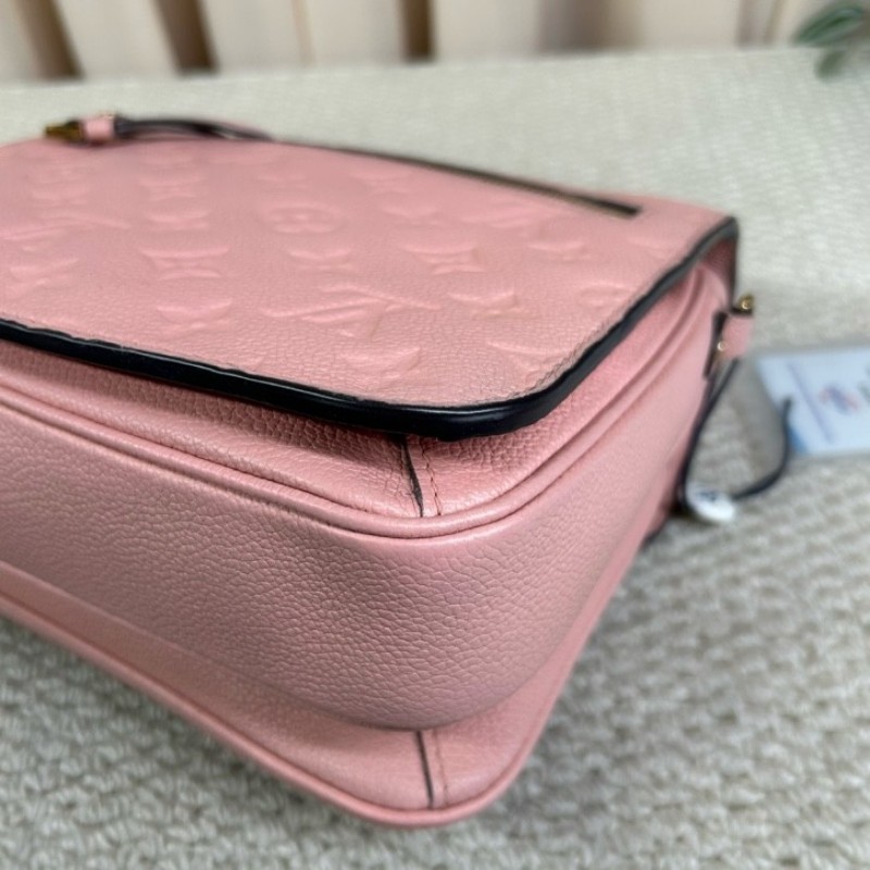 LV路易威登粉紅牛皮壓花郵差包 有肩帶 手提斜挎單肩都可以 容量日常夠用 百搭不挑衣服-10