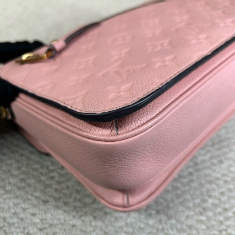 LV路易威登粉紅牛皮壓花郵差包 有肩帶 手提斜挎單肩都可以 容量日常夠用 百搭不挑衣服-11