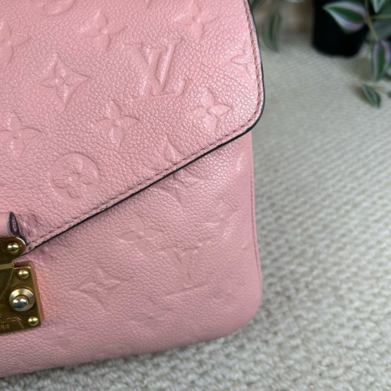 LV路易威登粉紅牛皮壓花郵差包 有肩帶 手提斜挎單肩都可以 容量日常夠用 百搭不挑衣服-16