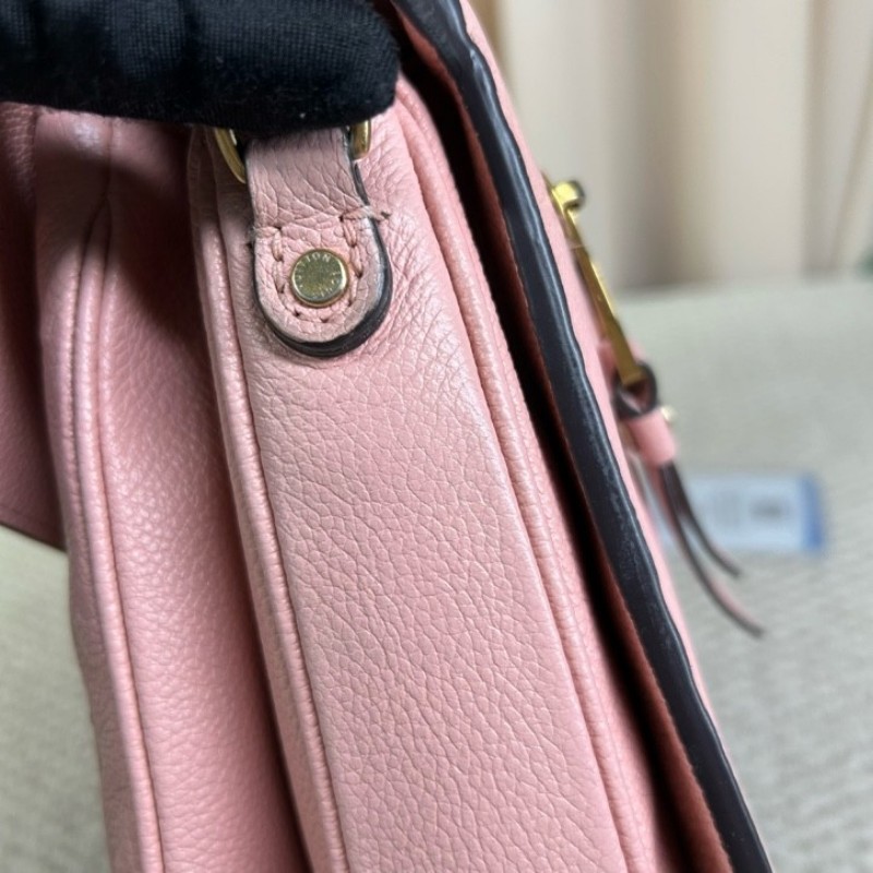 LV路易威登粉紅牛皮壓花郵差包 有肩帶 手提斜挎單肩都可以 容量日常夠用 百搭不挑衣服-17