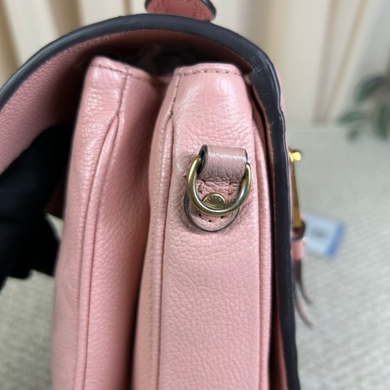 LV路易威登粉紅牛皮壓花郵差包 有肩帶 手提斜挎單肩都可以 容量日常夠用 百搭不挑衣服-18