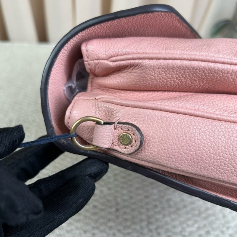 LV路易威登粉紅牛皮壓花郵差包 有肩帶 手提斜挎單肩都可以 容量日常夠用 百搭不挑衣服-19