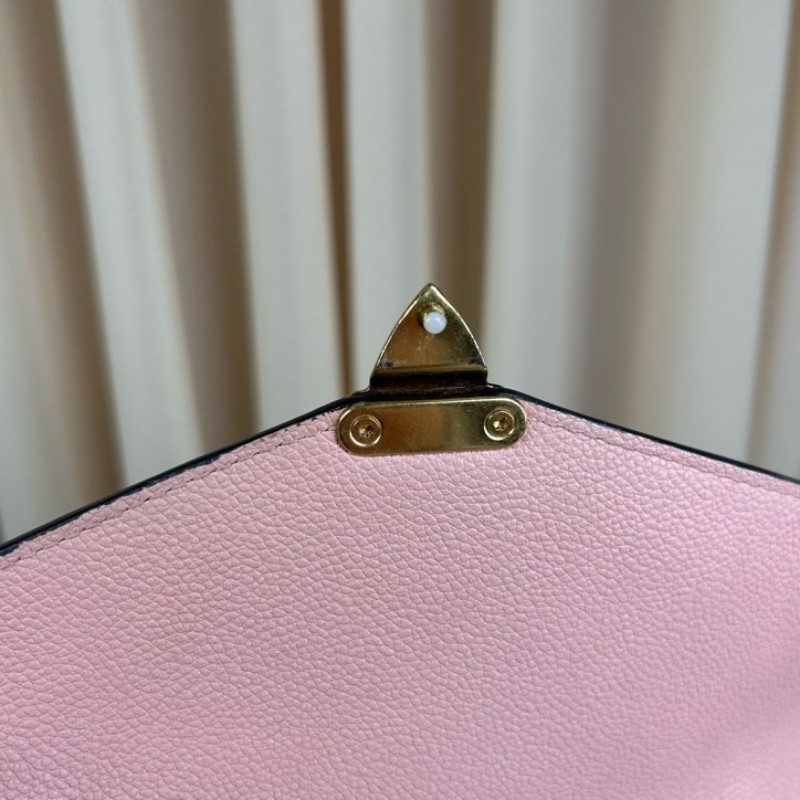 LV路易威登粉紅牛皮壓花郵差包 有肩帶 手提斜挎單肩都可以 容量日常夠用 百搭不挑衣服-21