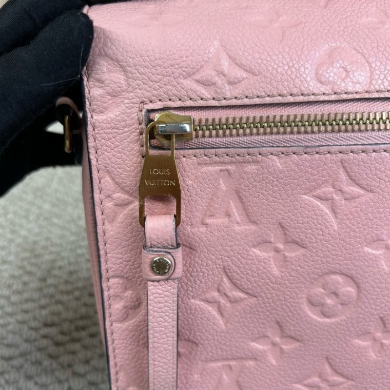 LV路易威登粉紅牛皮壓花郵差包 有肩帶 手提斜挎單肩都可以 容量日常夠用 百搭不挑衣服-23