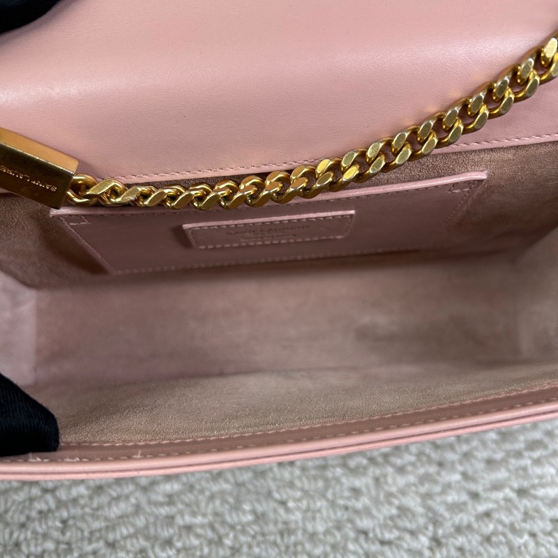 YSL聖羅蘭 Kate粉色鏈條包 粉金配色 光面牛皮 流蘇裝飾 YSL標誌 金色鏈條 可單肩可斜挎 顏色溫柔 日常百搭-2