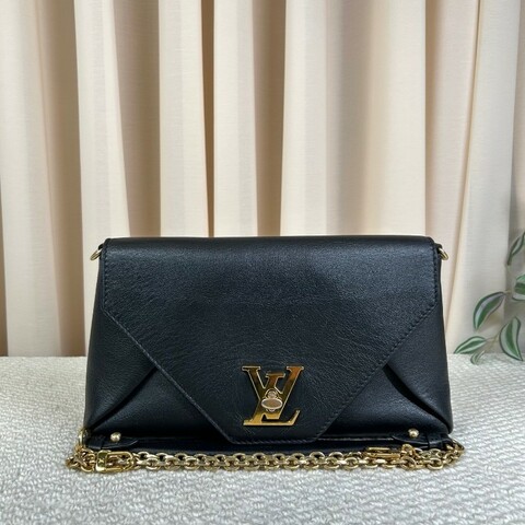 LV路易威登黑色全皮單肩斜挎包 復古的信封設計 皮質柔軟 手感很好 鏈條搭配可以斜挎 黑色百搭 容量足夠使用