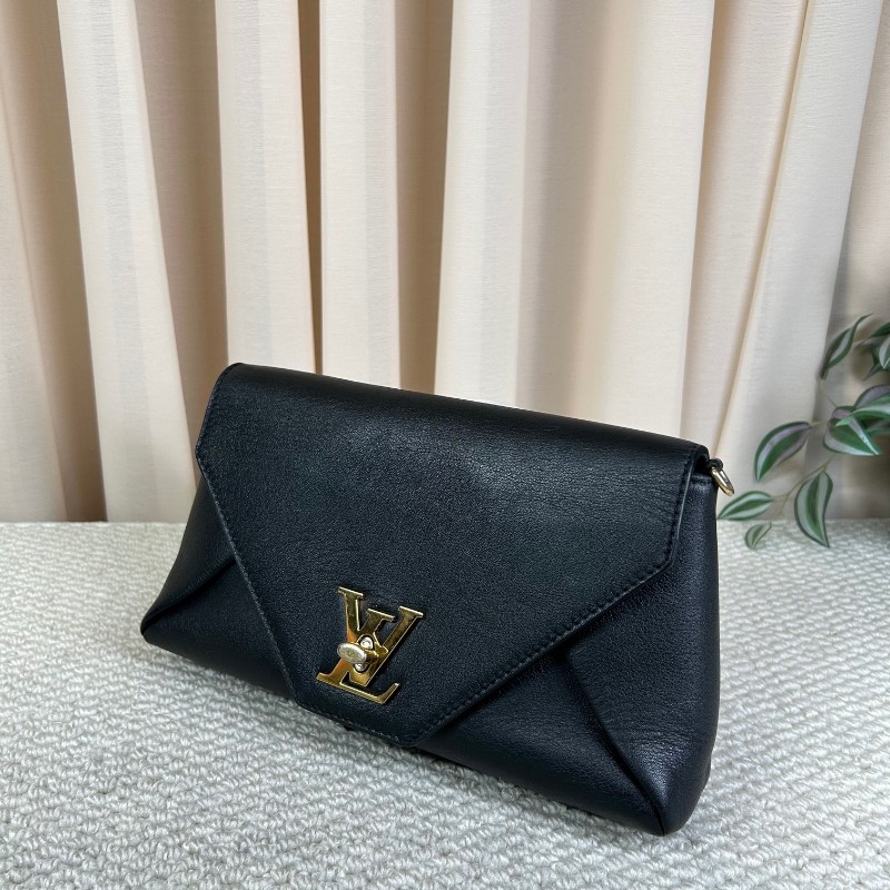 LV路易威登黑色全皮單肩斜挎包 復古的信封設計 皮質柔軟 手感很好 鏈條搭配可以斜挎 黑色百搭 容量足夠使用-3