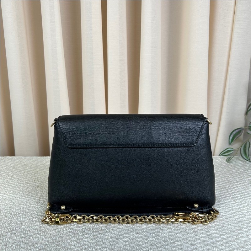 LV路易威登黑色全皮單肩斜挎包 復古的信封設計 皮質柔軟 手感很好 鏈條搭配可以斜挎 黑色百搭 容量足夠使用-6