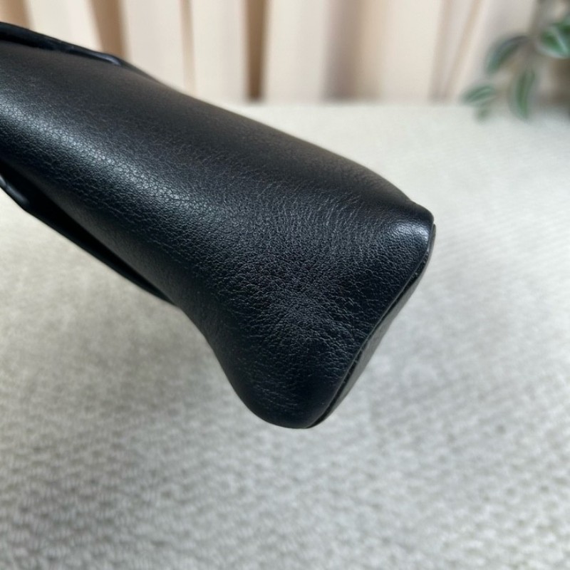 LV路易威登黑色全皮單肩斜挎包 復古的信封設計 皮質柔軟 手感很好 鏈條搭配可以斜挎 黑色百搭 容量足夠使用-11