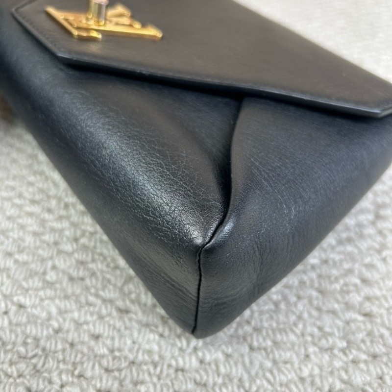 LV路易威登黑色全皮單肩斜挎包 復古的信封設計 皮質柔軟 手感很好 鏈條搭配可以斜挎 黑色百搭 容量足夠使用-12