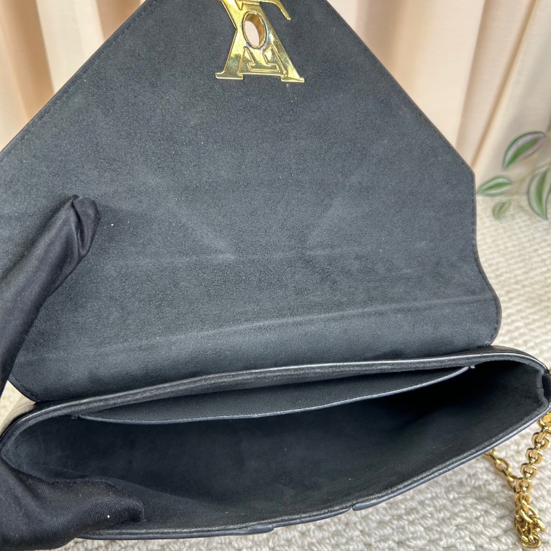 LV路易威登黑色全皮單肩斜挎包 復古的信封設計 皮質柔軟 手感很好 鏈條搭配可以斜挎 黑色百搭 容量足夠使用-16