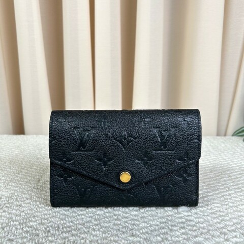 LV路易威登老花三折壓紋錢包 黑色金扣款 經典老花圖案 三折設計拿在手裡小巧方便 容量也夠