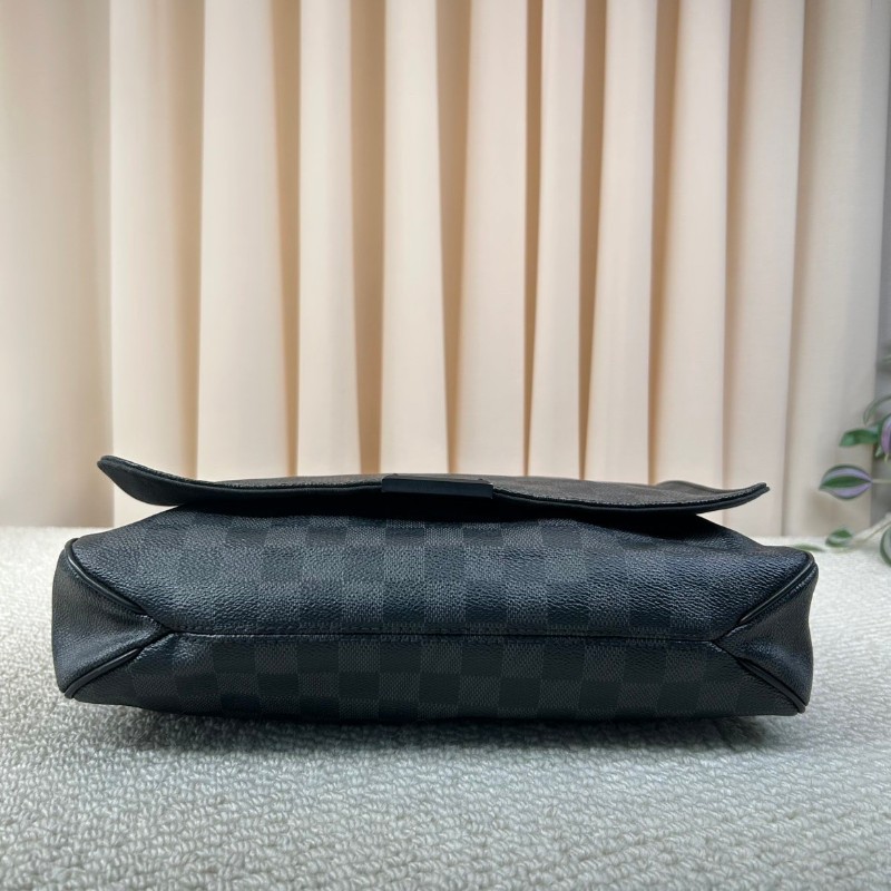 ZZZ LV路易威登黑棋盤格郵差包  經典款 男士單肩斜挎包 黑色肩帶 容量大 日常通勤合適-5