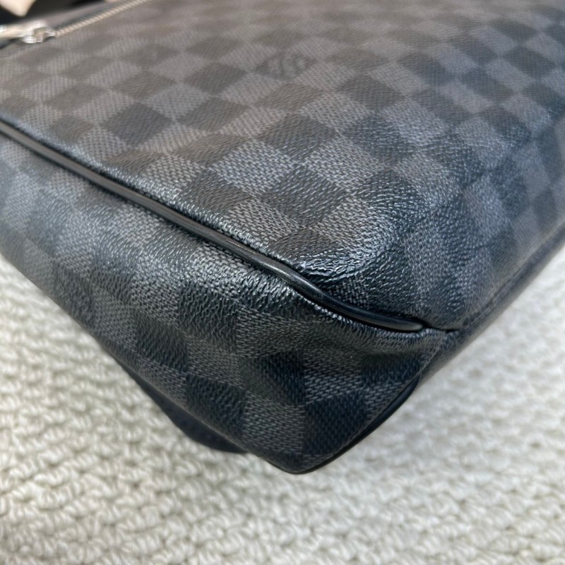 ZZZ LV路易威登黑棋盤格郵差包  經典款 男士單肩斜挎包 黑色肩帶 容量大 日常通勤合適-9